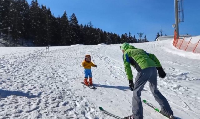 Artvinli 14 aylık bebeğin kayak keyfi görenleri şaşkına çeviriyor