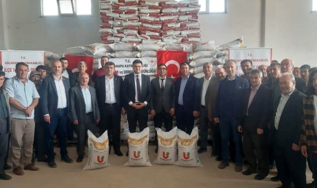 Aslanapa'da çiftçilere 31 bin 800 kilogram nohut tohumu dağıtıldı