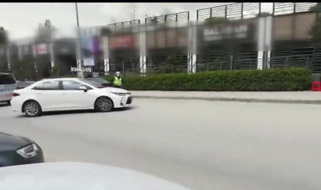 Ataşehir'de dubalarla kendisine park alanı yapan değnekçi yakalandı