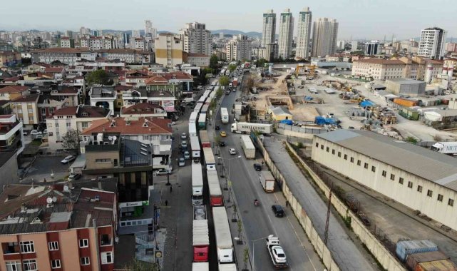 Ataşehir&#039;de gümrük müdürlüğü önünde kontak kapattıran tır kuyruğu