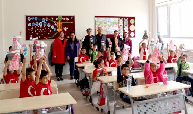 Atık malzemeler 23 Nisan hediyesine dönüştü