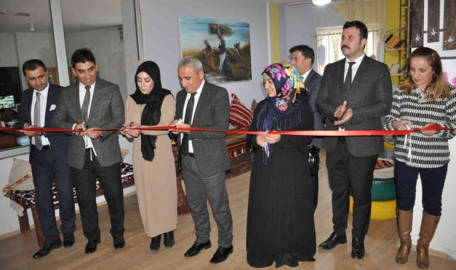 Atık malzemelerden oluşturulan kütüphane açıldı