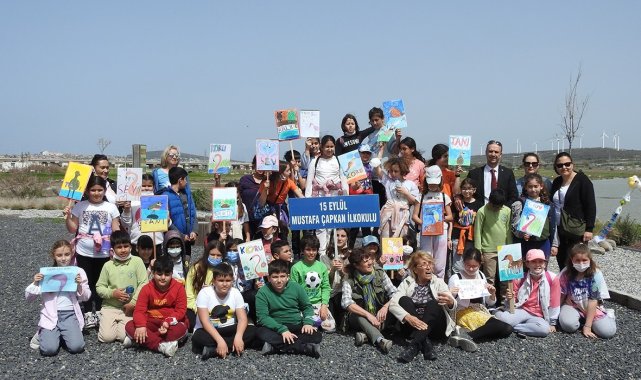 Atıklardan yapılan flamingolarla Alaçatı Sulak Alan'a dikkat çektiler