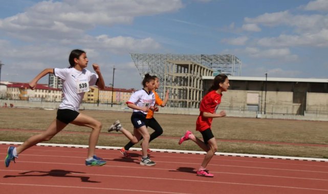 Atletizm seçmelerinde ter döktüler
