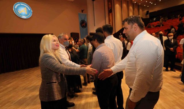 AÜ'de erken bayramlaşma