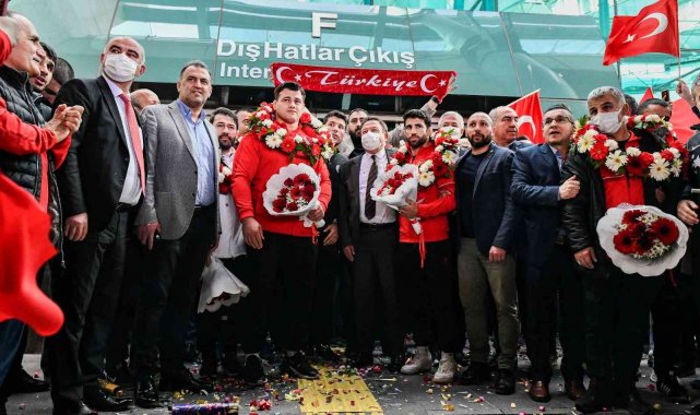 Avrupa Şampiyonları Kayaalp ve Fırat'a Türk bayraklı karşılama