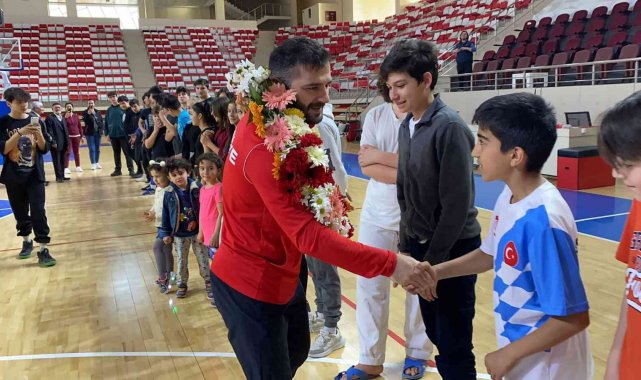 Avrupa'dan madalya ile dönen Muhammet Akdeniz spora başladığı salonda gururla karşılandı
