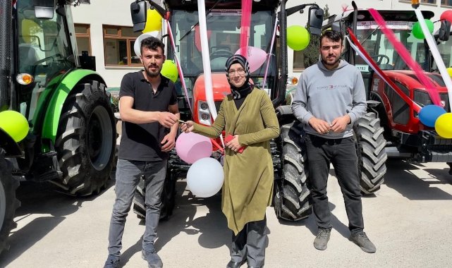 Ayancık'ta 11 çiftçiye hibe destekli traktör