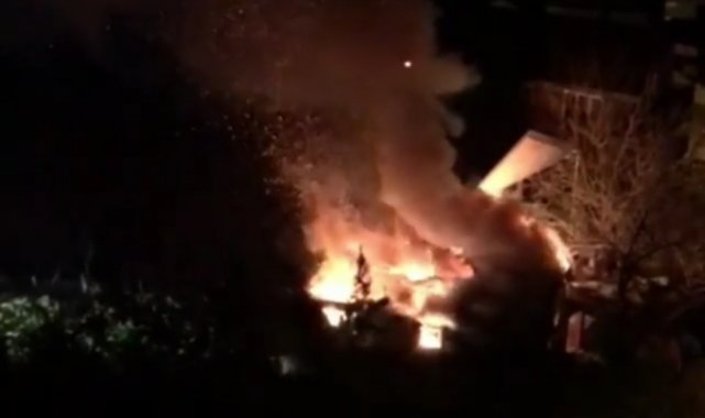 Ayancık'ta tek katlı ev alev alev yandı