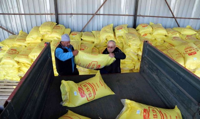 Ayçiçeği üreticilerine gübre dağıtılıyor