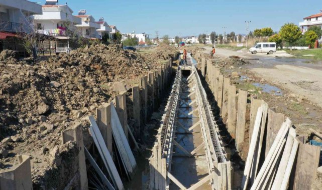 Aydın Büyükşehir Belediyesi'nin Kuşadası'ndaki alt yapı çalışması devam ediyor