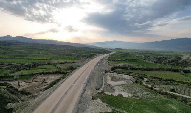 Aydın-Denizli Otoyolunda çalışmalar tüm hızıyla sürüyor