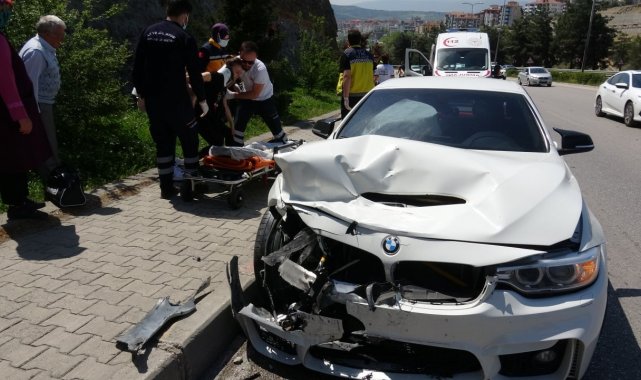 Aynı istikamette seyir halinde olan otomobile arkadan çarptı: 2 yaralı