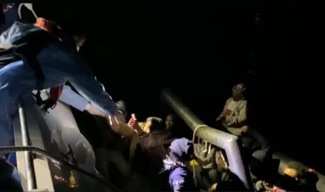 Ayvalık'ta 19 göçmen kurtarıldı