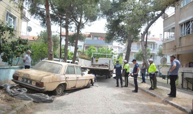 Ayvalık'ta cadde ve sokaklar hurda araçlardan temizleniyor