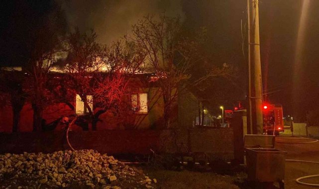 Bacadan düşen kıvılcım evi kül etti