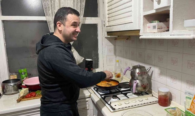 Bağatar, sahurda konuk olduğu öğrenci evinde menemen pişirdi
