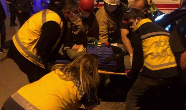 Bağdat Caddesi'nde feci kaza: İki otomobilin çarpıştığı kazada 3 kişi yaralandı