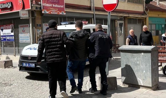 Bağımlı esnaf, öğrencilerin oturduğu çay ocağına baltayla saldırdı