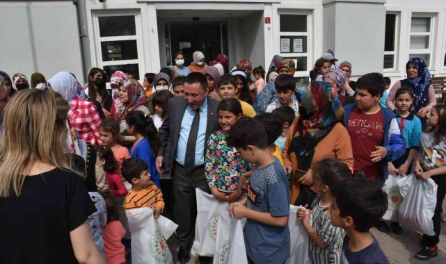 Bağlar Belediye Başkanı Beyoğlu'ndan çocuklara yardım
