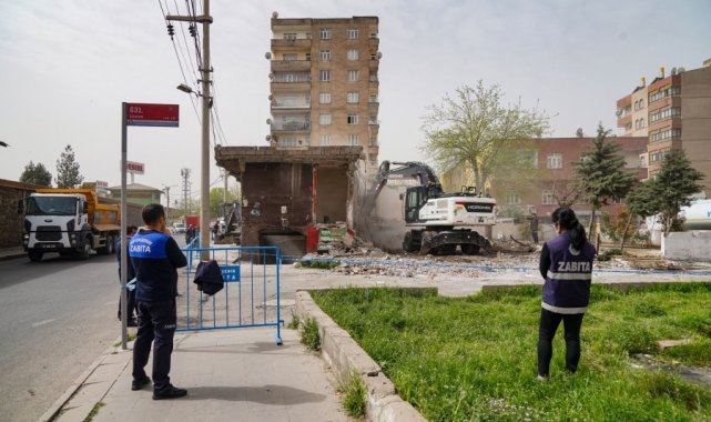 Bağlar'da kamulaştırılan yapının yıkımı gerçekleşti