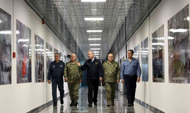 Bakan Akar beraberindeki TSK komuta kademesi ile Kara Kuvvetleri Harekat Merkezi'nde Pençe Kilit Operasonu'nu takip etti