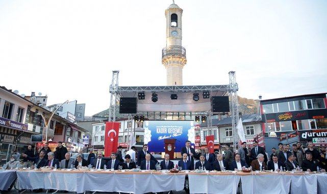 Bakan Bilgin iftarda bin 500 kişilik gönül sofrasına konuk oldu