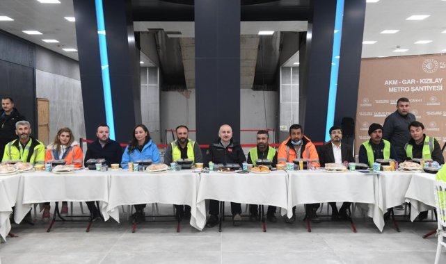 Bakan Karaismailoğlu, AKM-Gar-Kızılay metro şantiyesi işçileriyle sahur yaptı