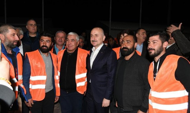 Bakan Karaismailoğlu, şantiye işçileri ve mühendislerle sahur yaptı
