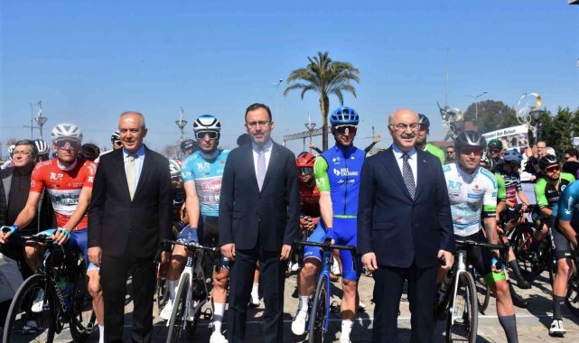 Bakan Kasapoğlu, Cumhurbaşkanlığı Bisiklet Turu'nun 4. etabının startını verdi