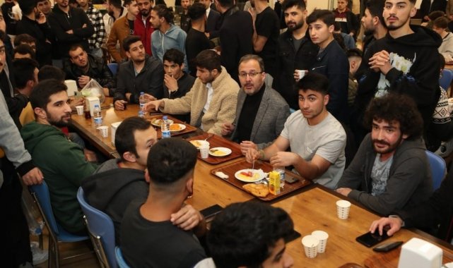 Bakan Kasapoğlu, İzmir'de öğrencilerle sahur yaptı