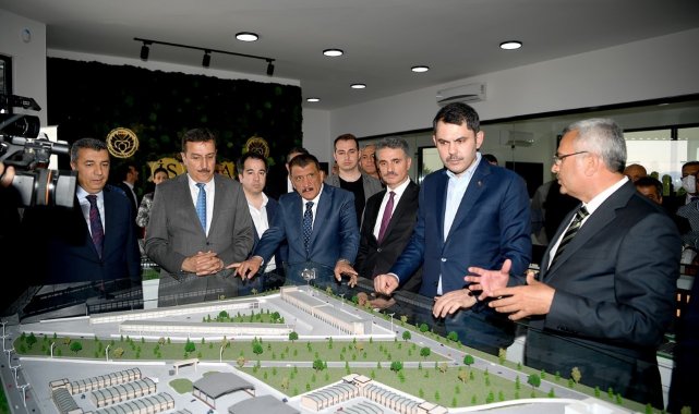 Bakan Kurum, dünya kayısı ticaret merkezinde incelemelerde bulundu