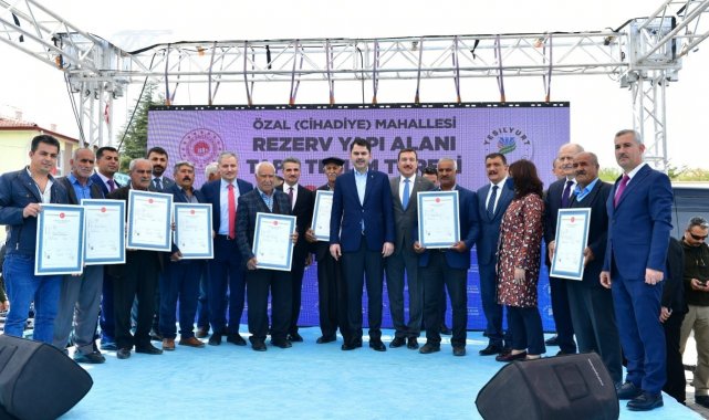 Bakan Kurum, Özal Mahallesi rezerv alanı tapu teslim törenine katıldı