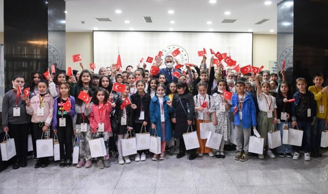 Bakan Özer, "Aynı Bahçenin Çiçekleri" korosundaki çocukları kabul etti