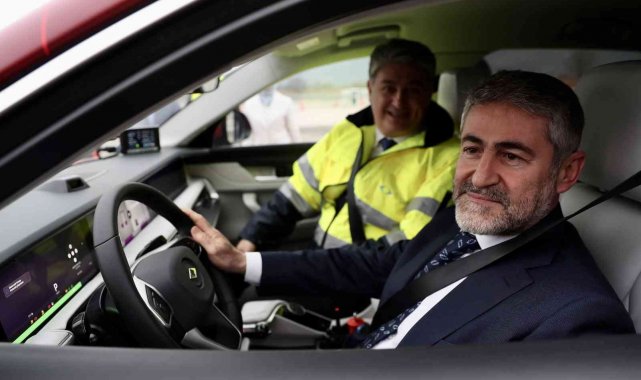 Bakan Varank ve Bakan Nebati Gemlik tesislerinde 'Togg'un direksiyonuna geçti