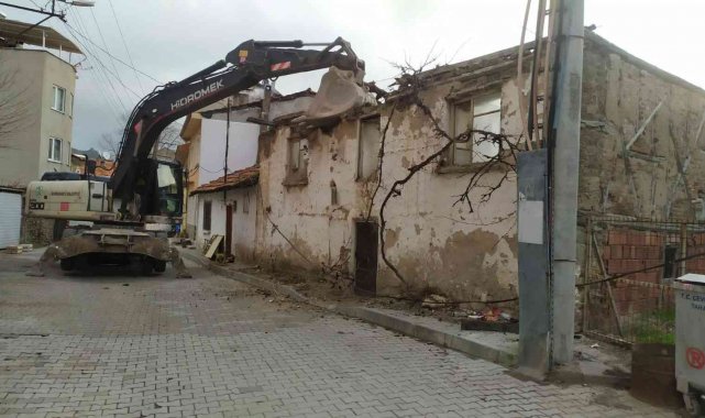 Balıkesir&#039;de bin 150 metruk ev yıkıldı