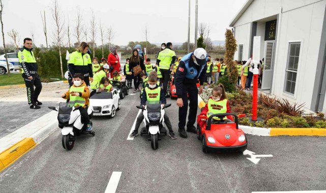 Balıkesir&#039;de çocuklara uygulamalı trafik eğitimi