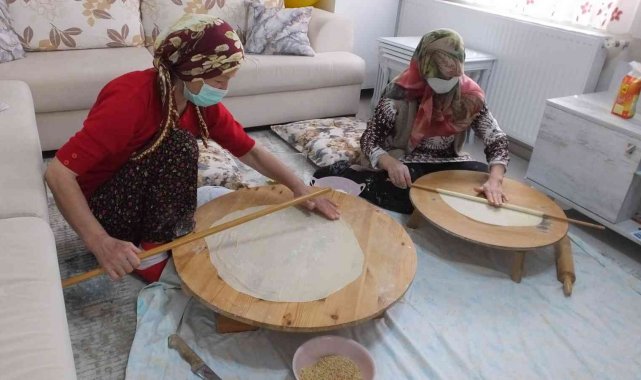 Balıkesir'de kadınlar bayram baklavası için imece yaptı