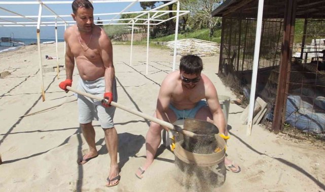 Balıkesir'de örnek işletmeci, plaj kumlarını eliyor
