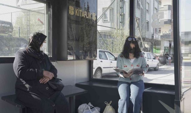 Balıkesir'de otobüs durakları kütüphaneye dönüşüyor