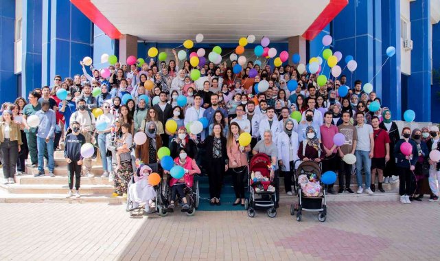 Balonlar, primer immün yetmezliğine dikkat çekmek için gökyüzünde