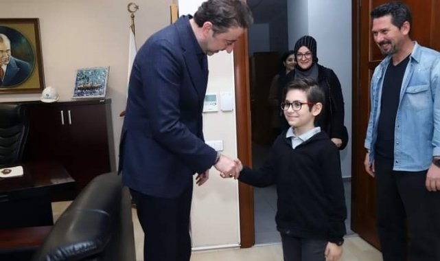 Bandırma Belediye Başkanı Tosun, küçük taraftara Bandırmaspor forması hediye etti.