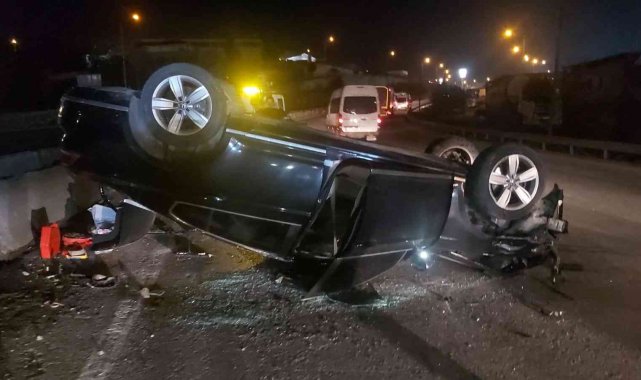 Bariyerlere çarpan otomobil karşı yola savrulup, ters döndü