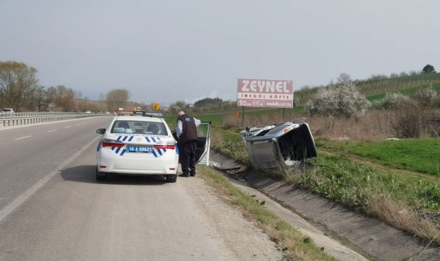 Bariyerlere çarpıp şarampole yuvarlandı: 2 yaralı
