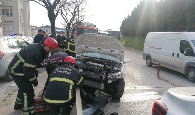 Bariyerlere saplandı, kazadan burnu bile kanamadan kurtuldu