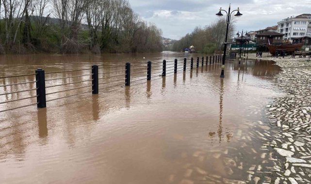 Bartın Irmağında taşkınlar oluştu