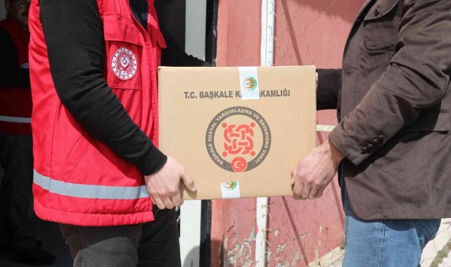 Başkale'de vatandaşlara Ramazan yardımı