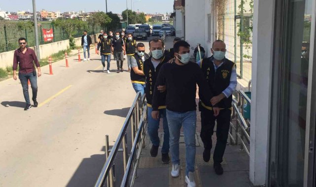 Başkan Akay&#039;a Ramazan kolisi için yumurta atmışlar