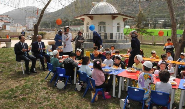 Başkan Akkaya tekne orucu tutan çocukların iftarına katıldı