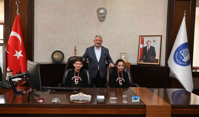 Başkan Aşgın koltuğunu çocuklara devretti